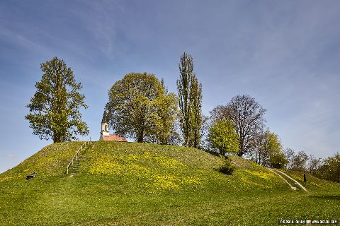 Gemeinde Kraiburg Landkreis Mühldorf Schlossberg mit St.-Georgs-Kirchlein (Dirschl Johann) Deutschland MÜ